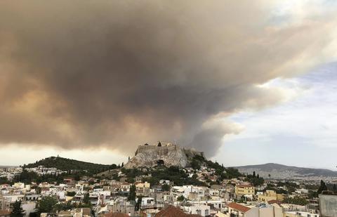 Atene, emergenza incendi: in fuga dalla Grecia. Chiesto aiuto allUE