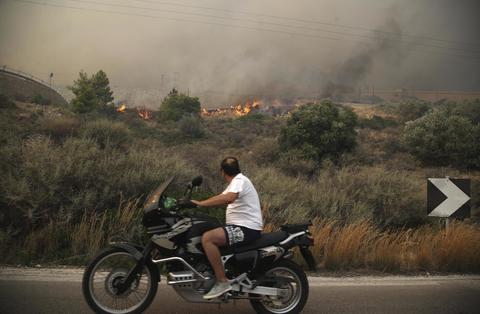 Atene, emergenza incendi: in fuga dalla Grecia. Chiesto aiuto allUE