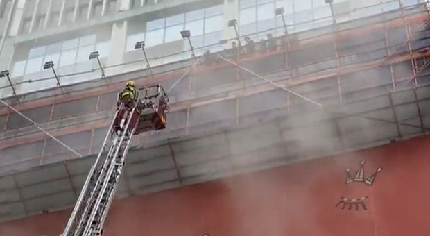 6385173 15102138 hong kong grattacielo fiamme 30